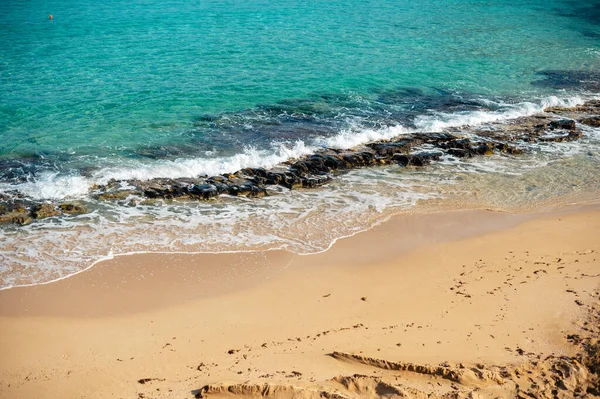 海浪拍打着沙滩上的旧石板 令人叹为观止 在Ayia Napa度过暑假的异国情调 自然背景 和墙纸 — 图库照片