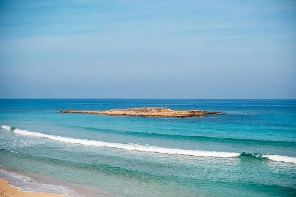 在Ayia Napa 碧绿碧蓝的大海与地平线上的蓝天相连接的景象 塞浦路斯夏季的放松和平静气氛 — 图库照片