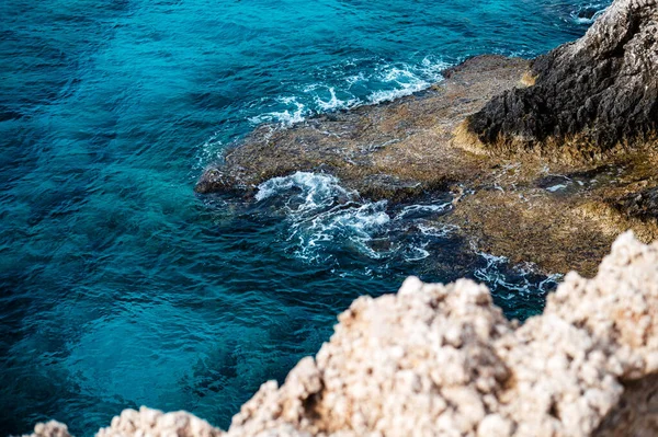 Tmavě Modré Středozemní Moře Šplouchající Skalní Útvar Ayia Napa Fascinující — Stock fotografie