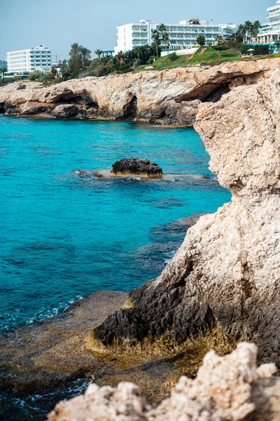 在Ayia Napa度假胜地 宁静的蓝色大海 岩石和现代酒店的景象 夏季放松塞浦路斯的气氛 — 图库照片