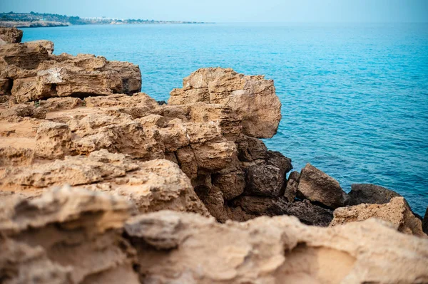 Middellandse Zee Landschap Van Hoge Rotsachtige Klif Ayia Napa Zomer — Stockfoto