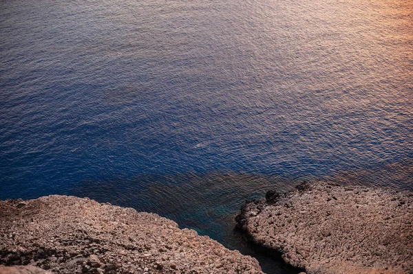 傍晚时分 在Ayia Napa的深蓝色地中海上 从高高的岩石悬崖上眺望美丽的风景 旅行和度假概念 — 图库照片
