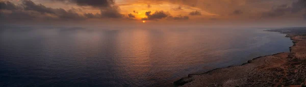 全景是深蓝色平静的大海 夏日的夕阳西下令人赞叹 平静与和平的气氛 塞浦路斯性质 — 图库照片