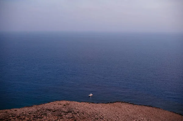 Onbegrensde Donkere Rustige Zee Met Kleine Boot Varen Afstand Landschappelijk — Stockfoto