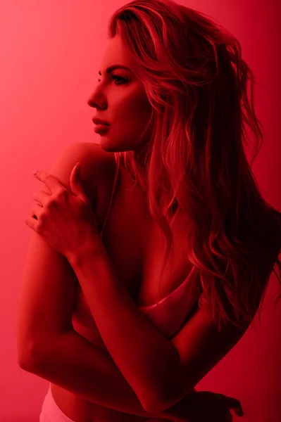 Sensual Attractive Blonde Model Posing Underwear Hand Her Shoulder Red — Photo