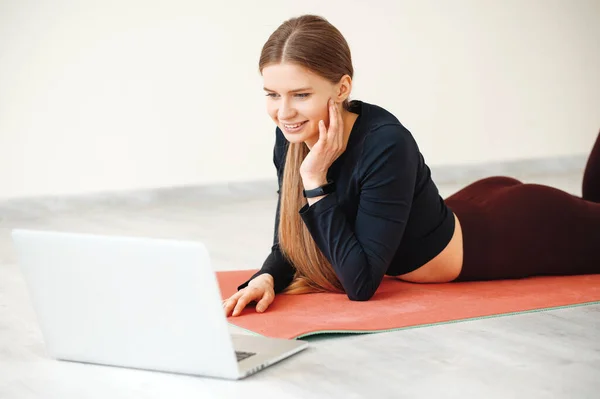 Smiling Long Haired Woman Lying Belly Red Yoga Mat Looking — Stock Photo, Image