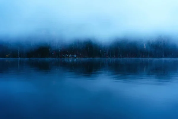 Panorama Górskiego Jeziora Zamglone Jezioro Górach Krajobraz Poranną Mgłą Jeziorze — Zdjęcie stockowe