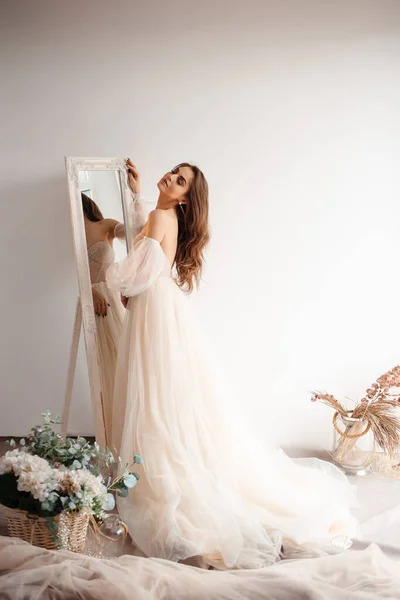 Visão Comprimento Total Bela Noiva Posando Perto Espelho Noiva Gentil — Fotografia de Stock