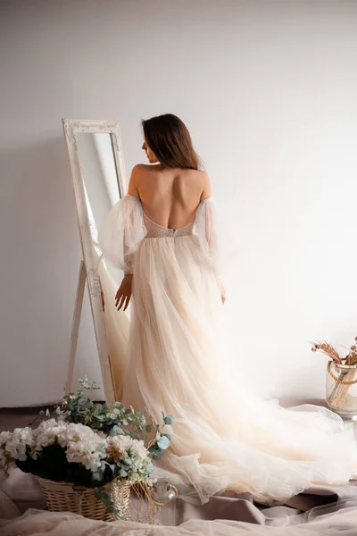 Manhã Noiva Mulher Elegante Frente Espelho Preparando Para Dia Seu — Fotografia de Stock