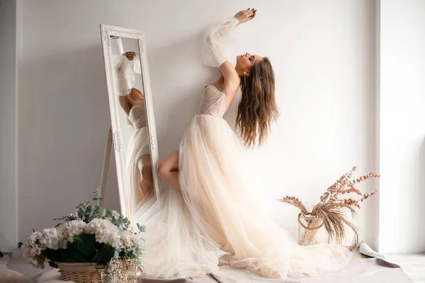 Beautiful Dress Full Length Attractive Young Woman Wearing Wedding Dress — Fotografia de Stock
