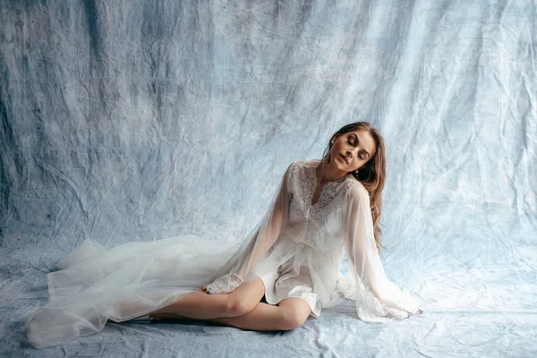 Pełna Długość Widok Młodej Brunetki Panny Młodej Białej Luksusowej Sukni — Zdjęcie stockowe