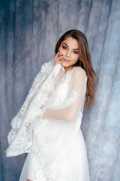 Urocza Brunetka Przetargu Panna Młoda Białej Luksusowej Sukni Ślubnej Patrząc — Zdjęcie stockowe