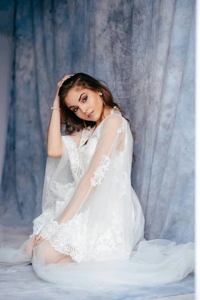 Visão Completa Noiva Morena Jovem Vestido Noiva Luxo Branco Olhando — Fotografia de Stock