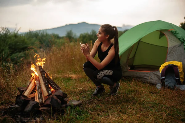 Attractive Caucasian Woman Squatting Green Tent Warming Hands Bonfire Active — Stock Photo, Image
