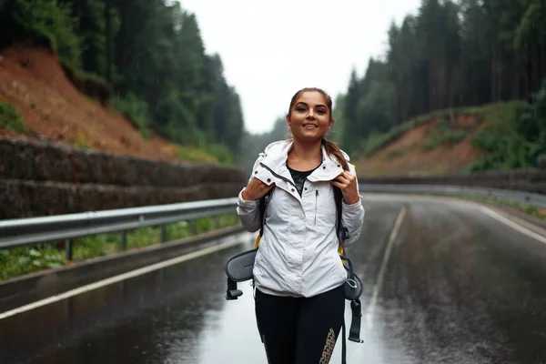 迷人的高加索女人独自在群山中远足 背着大背包 年轻活泼的黑发姑娘喜欢乘着新鲜空气旅行 — 图库照片