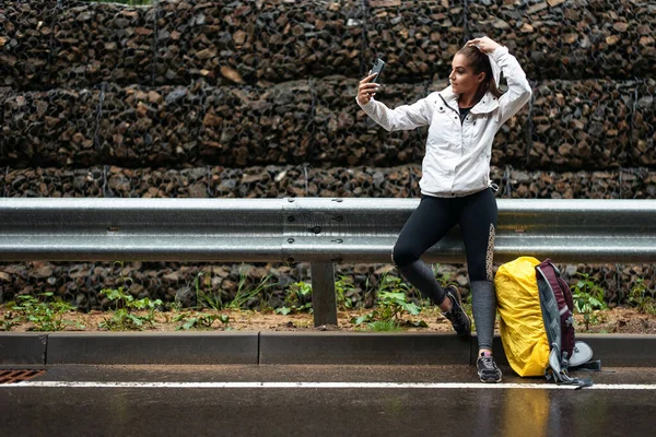 Hiker Young Woman Making Selfie While Standing Yellow Backpack Nature — Stockfoto