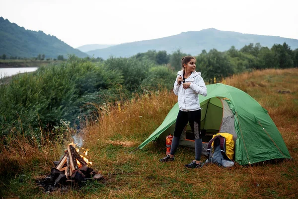 Positive Young Woman Enjoying Camping Joyful Woman Looking Away Nature — Foto Stock