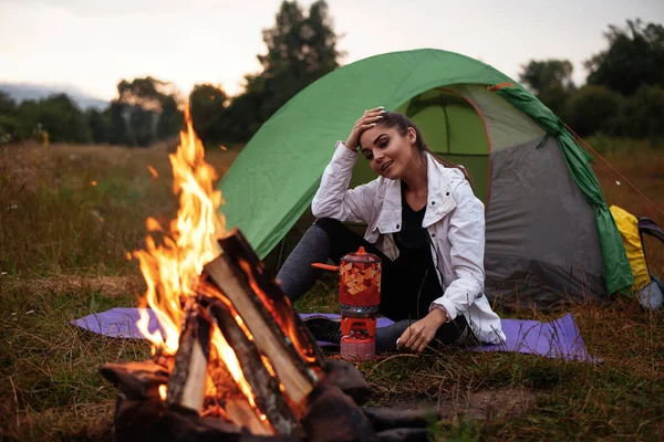 Camping Forest Happy Backpacker Woman Sitting Entrance Tourist Tent Campfire — Stock fotografie