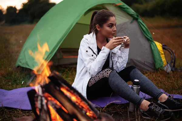 Smiling Young Woman Drinking Hot Tea Bonfire Woman Drinking Cup — Stock fotografie