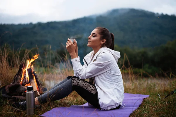Smiling Young Woman Drinking Hot Tea Bonfire Woman Drinking Cup — Stockfoto