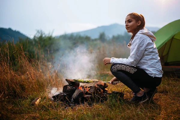 Young Calm Woman Tourist Frying Vegetables Beautiful Nature Landscape While — Stock fotografie