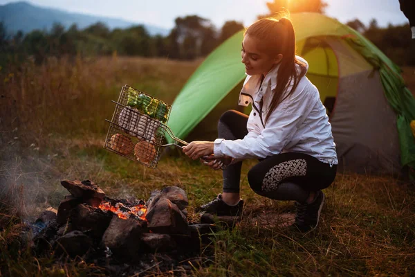 Woman Tourist Frying Vegetables Beautiful Nature Landscape While Sitting Tent — Fotografia de Stock