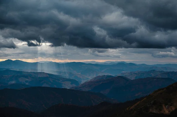 Rayons Soleil Lumineux Traversant Des Nuages Sombres Dessus Sommets Montagnes — Photo