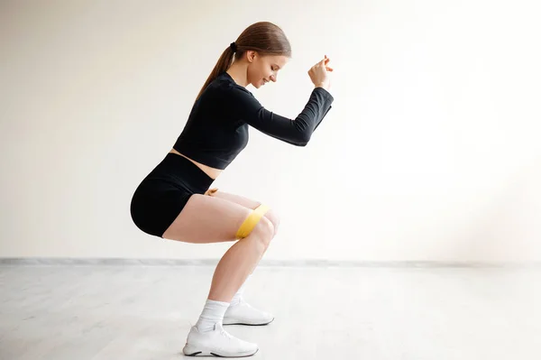 Seitenansicht Einer Jungen Fitness Frau Die Langsame Kniebeugen Mit Elastischem — Stockfoto
