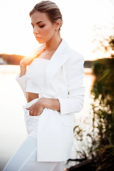 Elegante Mujer Moda Traje Blanco Pie Cerca Del Lago Durante —  Fotos de Stock