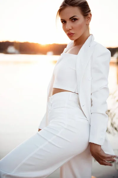 Mujer Joven Confiada Vestida Con Traje Blanco Moda Mirando Cámara — Foto de Stock