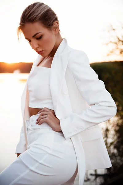Hermosa Joven Con Pelo Rubio Parte Superior Cosecha Blanca Pantalones —  Fotos de Stock