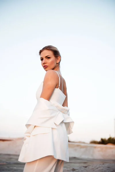 Atractiva Joven Rubia Vestida Con Elegante Traje Blanco Mirando Cámara — Foto de Stock