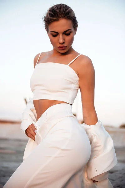 Hermosa Joven Con Elegante Top Blanco Pantalones Chaqueta Mientras Está — Foto de Stock