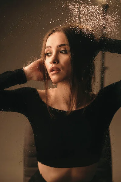 머리를 모델은 빗방울을 사용하여 스튜디오에서 포즈를 취하고 바라봅니다 여성의아름다움 과부드러움의 — 스톡 사진