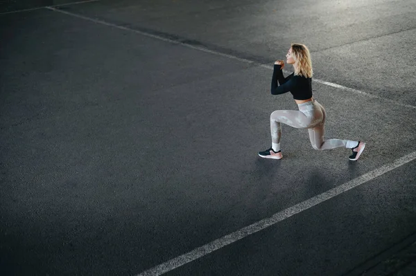 Blonde Slim Woman Sportswear Doing Forward Lunges Exercises City Streets — Stock Fotó