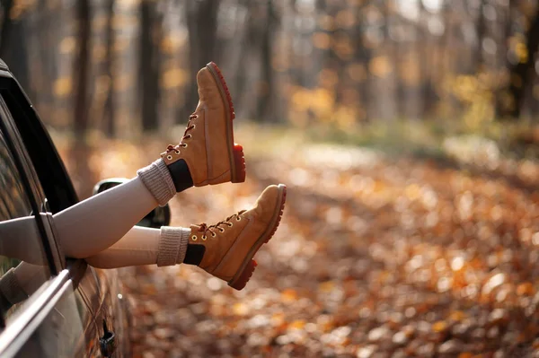 Oříznutý Pohled Ženské Nohy Okna Auta Během Podzimního Dne Podzimní — Stock fotografie
