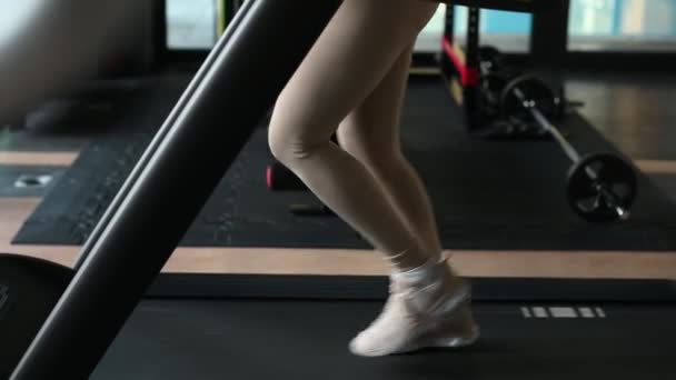 Videofelvétel Tornateremről Női Lábak Bézs Leggings Sport Elegáns Cipő Fut — Stock videók
