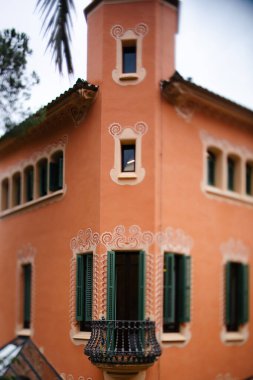 Manzaralı pencereli ve modernist balkonlu Guell Park 'taki renkli ev. İspanya 'daki Gaudi müzesinin mimari parçası..