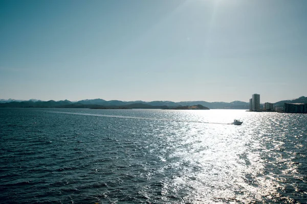 Soğuk Kuzey Denizi Adanın Güzel Manzarası Evleri Denizdeki Feribot Norveç — Stok fotoğraf