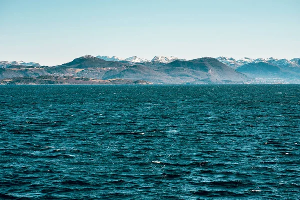 Krásný Malebný Výhled Studené Modré Moře Hory Zasněženými Vrcholy Pozadí — Stock fotografie