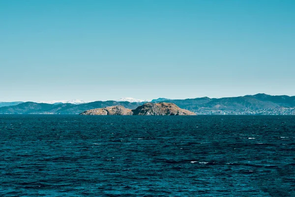 Vista Panorâmica Mar Azul Escuro Com Ilha Pedregosa Montanhas Fundo — Fotografia de Stock