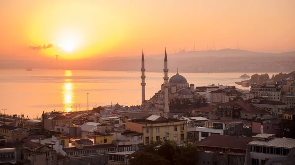 Вид Сверху Знаменитый Город Стамбул Красивой Архитектурой Отражение Удивительного Восхода — стоковое фото