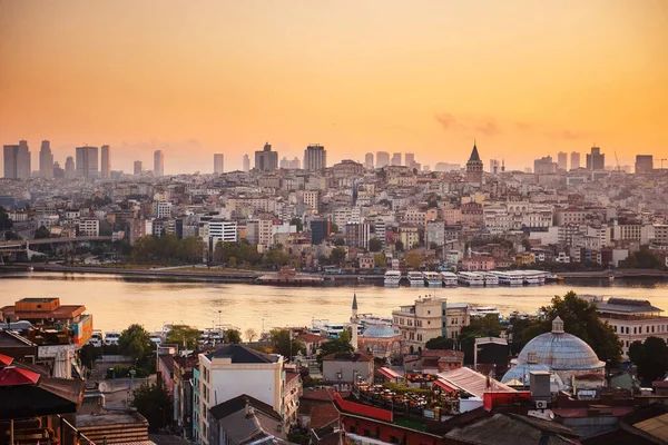 Удивительный Вид Восход Летнего Солнца Над Стамбулом Традиционной Архитектурой Зданиями — стоковое фото