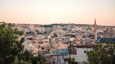 Kayaların arasındaki eski şehrin en güzel manzarası. Etraftaki mağaralar ve taş evler. Türkiye 'de turistler için popüler bir yer.