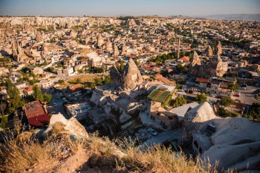 Cappadocia bölgesindeki kayaların ve dağların arasında yapılmış otantik bir köy. Türkiye 'nin tarihi mimarisi. Yolculuk için harika bir yer..