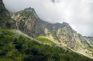 Morskie Oko Gölü, High Tatras, Zakopane, Polonya yakınlarındaki kayalık dağların güzel manzarası. Sisli bir gün