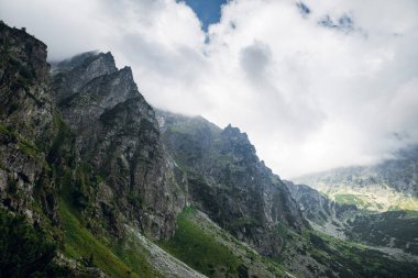 Morskie Oko Gölü, Yüksek Tatras, Zakopane, Polonya yakınlarındaki kara bulutlardaki keskin kayalık dağların manzarası. Sisli bir gün