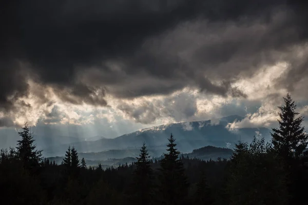 Dark Heavy Clouds Sunbeams Green Majestic Mountains Cloudy Weather Beautiful — Stock Photo, Image