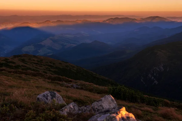 Lever Soleil Incroyable Sur Les Hautes Montagnes Verdoyantes Pendant Saison — Photo
