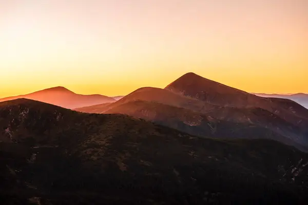 Fascinerande Sommarsolnedgång Över Gröna Bergstoppar Naturlandskap Lätt Dimma Semester Naturen — Stockfoto